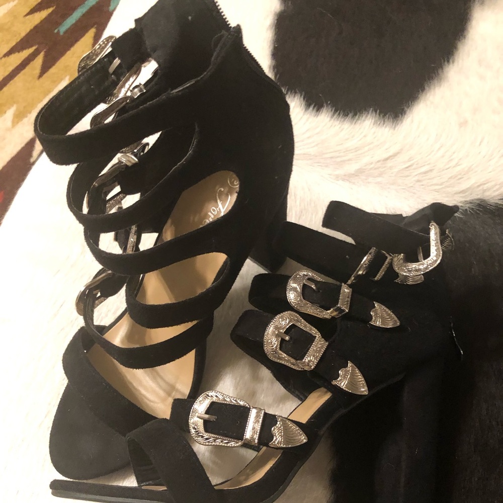 BUCKLE HEELS